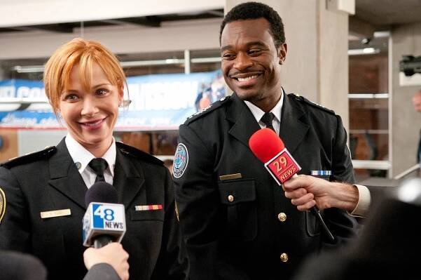 Rookie Blue - Na očích - Z filmu - Lauren Holly, Lyriq Bent