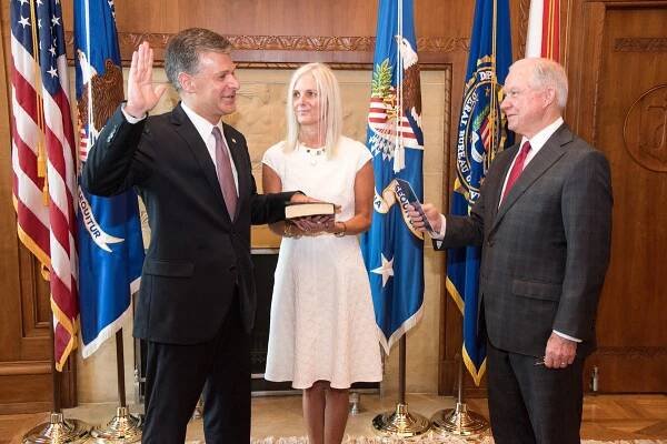 Soubor:Attorney General Jeff Sessions on the Swearing in of FBI Director Christopher A. Wray, August 2, 2017.jpg