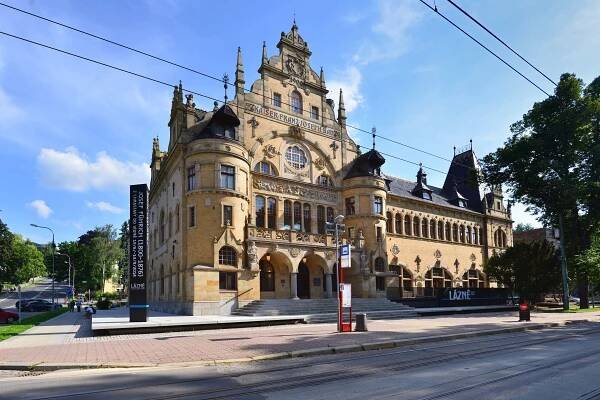 Čtyři organizace dostanou peníze na doplnění sbírek