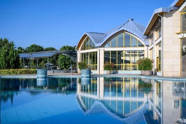 Bazén v ubytování Park Inn by Radisson Sarvar Resort & Spa - All Inclusive nebo v jeho okolí