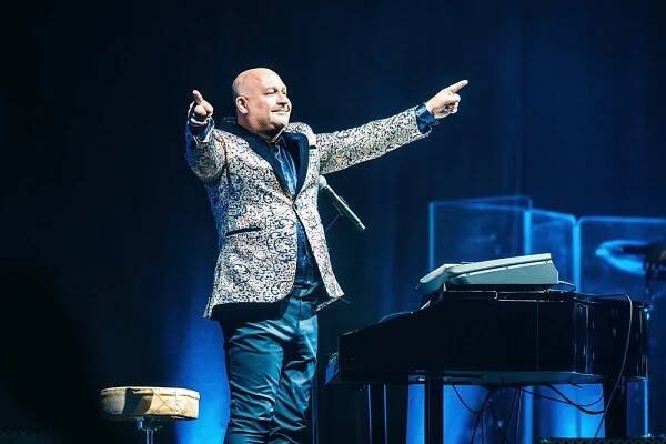 Michal David oslaví své životní jubileum velkolepou show v O2 areně - Tojesenzace.cz