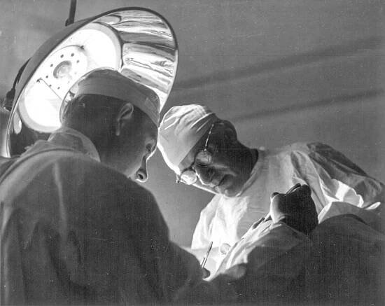 Soubor:Frantisek-Neuwirth-klinika-operacni-sal.jpg – Wikipedie
