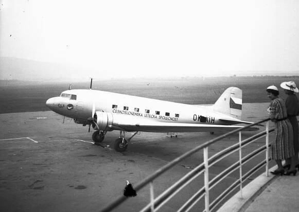 Soubor:A csehszlovák ČLS légitársaság Douglas DC-3 típusú utasszállító repülőgépe. Fortepan 73217.jpg – Wikipedie