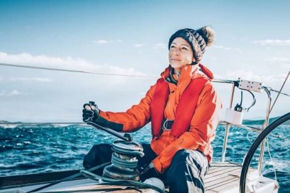 šťastná žena plachtění během regaty - námořník - stock snímky, obrázky a fotky