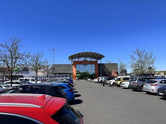 Parkoviště u budějovického Globusu je dál bez závor. Jejich spuštění se odkládá