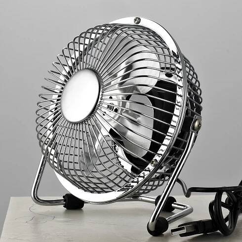 USB ventilátor: stolní přenosný mini ventilátor s USB konektorem a hodinami, jak udělat přístroj vlastníma rukama