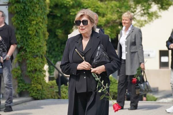 Pohřeb zpěváka Karla Bláhy (†77). Na poslední rozloučení dorazili Petr Vichnar, Marie Retková a další známé tváře