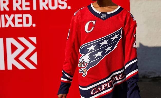 WASHINGTON CAPITALS | To by bylo, aby se na dresech klubu z hlavního města Spojených států amerických nenacházely státní barvy a také hvězdičky. Zároveň se po letech aspoň občas vrátí orel bělohlavý, který dříve zdobil sady Washingtonu. Varianta na obrázku je nejvíce podobná té z roku 1997. 