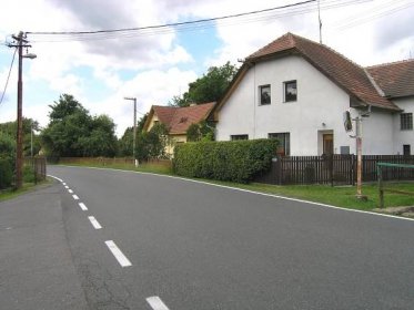 Soubor:Kamenice, Všedobrovice, road No. 107.jpg