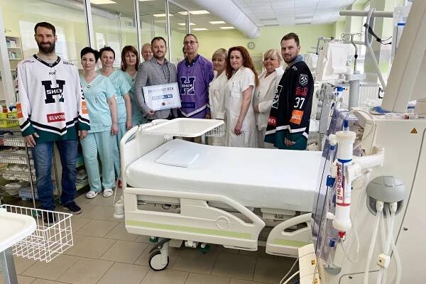 SHKM Hodonín - Zástupci Baníku předali symbolický šek Hemodialyzačnímu středisku Nemocnice TGM Hodonín