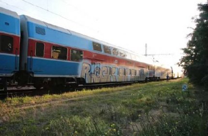 FOTO: Vandal posprejoval vagóny na českobrodském nádraží