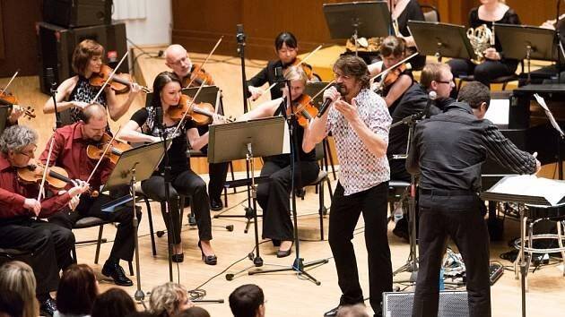 Dan Bárta s filharmonií? Tak vypadá požitek z ryzího muzikanství