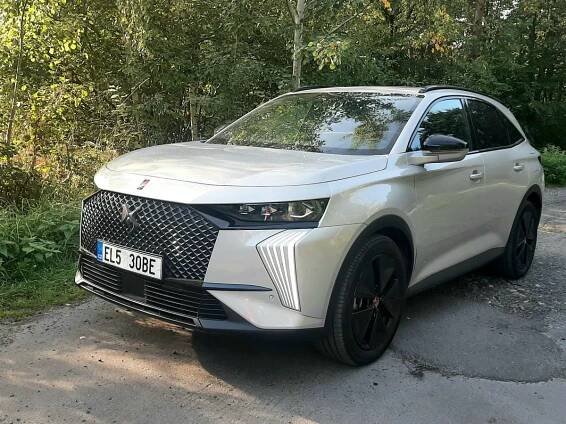 Elegantní a úsporná DS 7 E-TENSE