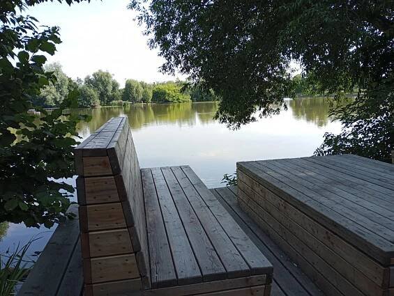 Vestecký rybník s planetární stezkou. Foto © se svolením KatBer