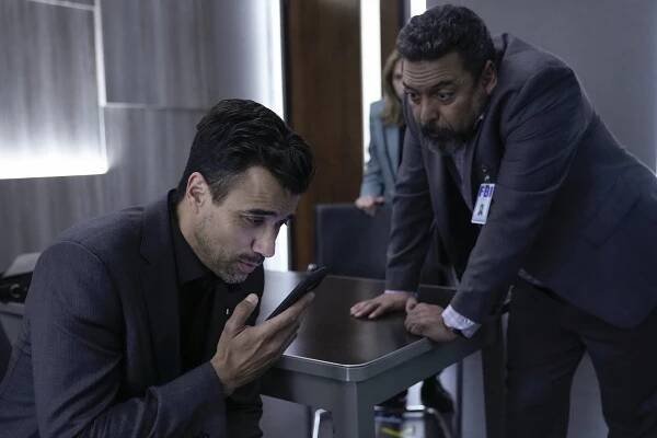 Phillip Rhys Chaudhary, Felix Solis - The Rookie: Feds - For Love and Money - Z filmu