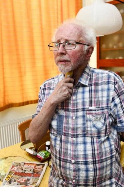 Herci jsme přivezli čerstvé vydání Nedělního Blesku, kde jsme o jeho »pohřbu zaživa« na karlovarském festivalu psali.