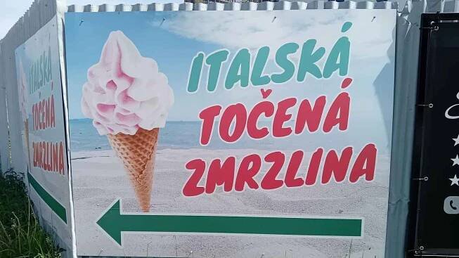 Stánek s točenou zmrzlinou v Chodové Plané je velmi oblíbený.