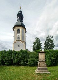 Věž kostela a pomník Augustina Hilleho