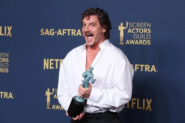Sako jako ohrožený druh. „Módní nešvar“ Pedro Pascal udává košilatý trend