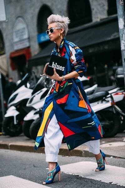 Casual Multicolor Long Coat, Multicolor Printed Outerwear For Streetwear, Oversized Multicolor Long Outerwear, Urban Multicolor Outerwear With Graphic Print, Multicolor Graffiti Print Winter Outerwear, Fall Fashion Coats, Nyc Street Style, Paris Mode, 2017 Fashion Trends