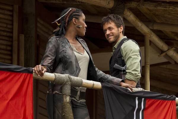 Terra Nova - Soukromá armáda - Z filmu - Christine Adams, Ashley Zukerman