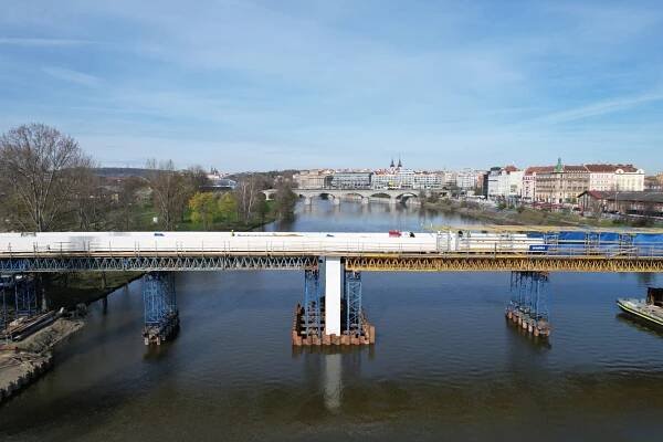 Na Štvanickou lávku přivážejí poslední díly. Dokončení je plánováno před létem | EARCH.cz