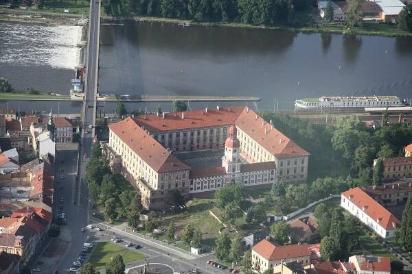 Category:Aerial photographs of castles in the Czech Republic - Wikimedia Commons