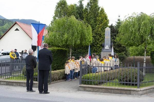 Pokládání věnců k 80. výročí 2. světové války - Obec Ostravice