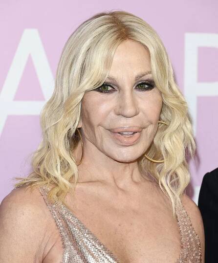 Donatella Versace na veřejnosti: Jak vypadá nadšenkyně do plastické chirurgie před sedmdesátkou?