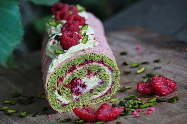 Pistáciová roláda s malinovým želé, Matcha tea a ruby čokoládou | Sweetflow.cz