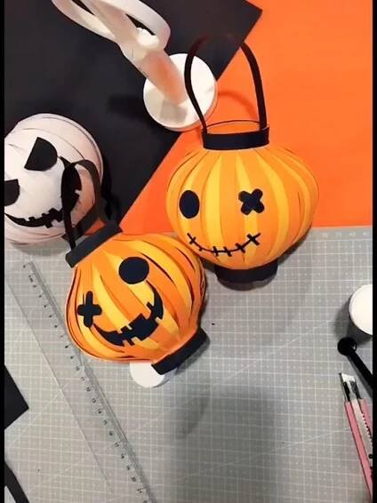 Obsahuje obrázek: Making pumpkin lantern by paper cutting