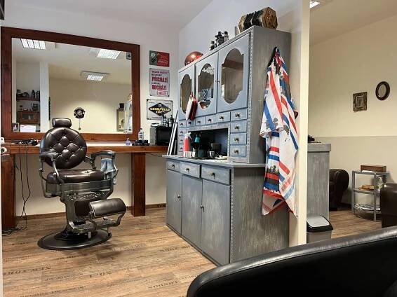 Barber Woman Veronika