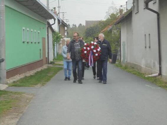 Pokládání věnce 8.5.2019 - Oficiální stránky obce Adamov