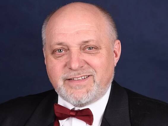 Překračování žánrů mě baví. Tenorista Jan Ježek slaví šedesátiny
