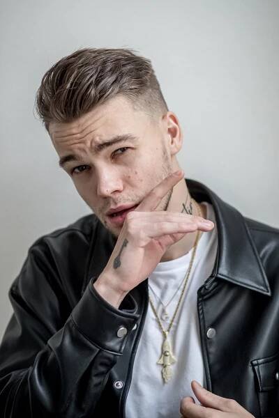 Zpěvák Mikolas Josef: Fanynky někdy reagují dost drsně, píší o sebevraždě