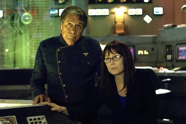 Battlestar Galactica - Rozbřesk, 2. část, 3. část - Z filmu - Edward James Olmos, Mary McDonnell