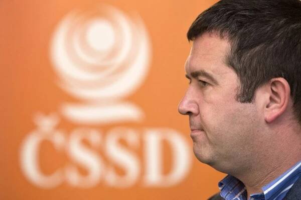 Zůstane Hamáček u kormidla? ČSSD si ‚z obýváků‘ zvolí vedení, zákulisní intriky ztíží on-line prostředí