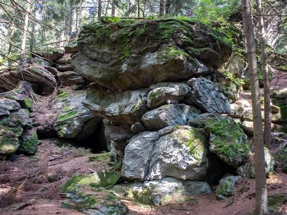 Rolandův kámen – skalní vyhlídka nad Karlovou Studánkou | PrimaVylety.cz