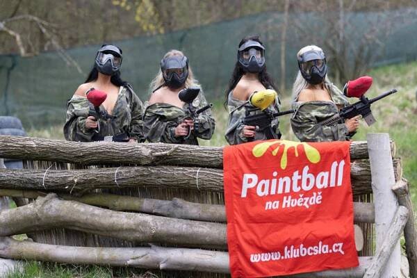 Čtyři ženy s paintballovými zbraněmi s plakátek Paintball na Hvězdě