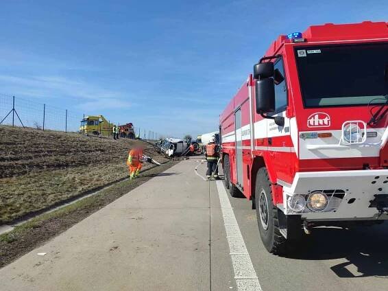 Cisterna v příkopu na D11