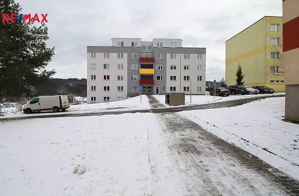 Pronájem bytu 2+kk s balkónem v novostavbě, Zborovská, Jince