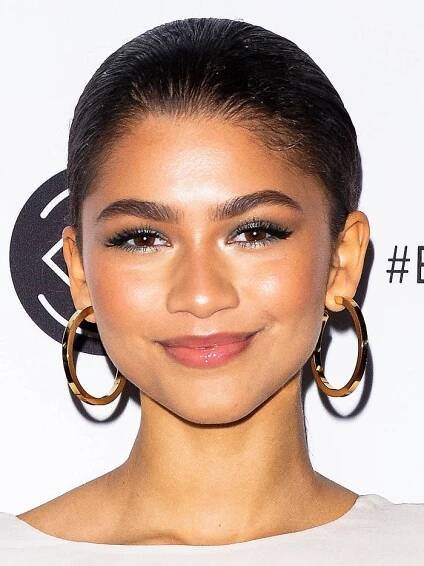 Zendaya wearing Jennifer Fisher gold hoop earrings at Beautycon 2018