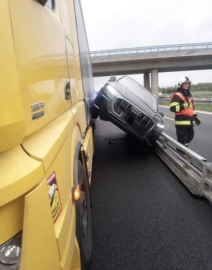 Na dálnici D11 ve směru na Prahu u Praskačky došlo k nehodě… | POŽÁRY.cz - ohnisko žhavých zpráv | hasiči aktuálně