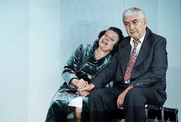 Kostýmová zkouška za hry Smrt obchodního cestujícího v divadle ABC. Miroslav Donutil a Zuzana Krónerová.