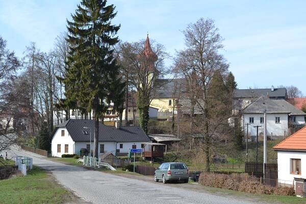 Soubor:Skuhrov (okres Havlíčkův Brod) - pohled od jihu obr01.jpg