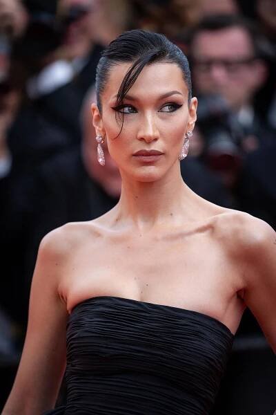 Jizvy už se zahojily, tak šup ven! Z Kena přeoperovaná Barbie předvedla svůj obličej po vzoru Belly Hadid. Povedlo se?