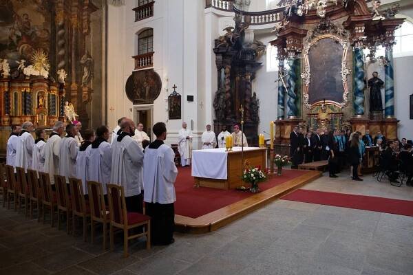 Mši svatou na závěr česko-německého sympozia v Klatovech sloužili plzeňský biskup Tomáš Holub a regensburský biskup Rudolf