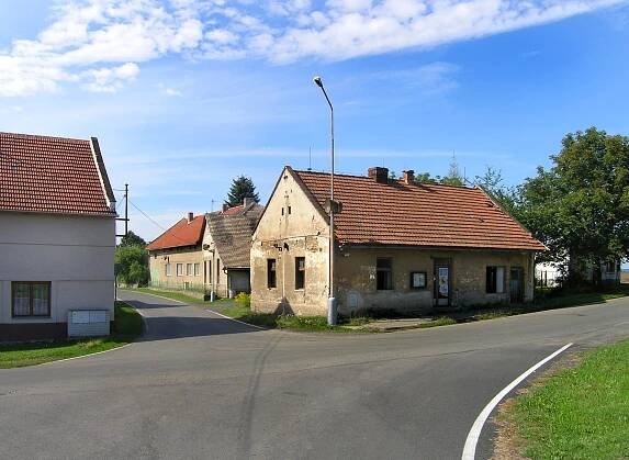 Soubor:Dolní Chvatliny, Horní Chvatliny, crossroad.jpg