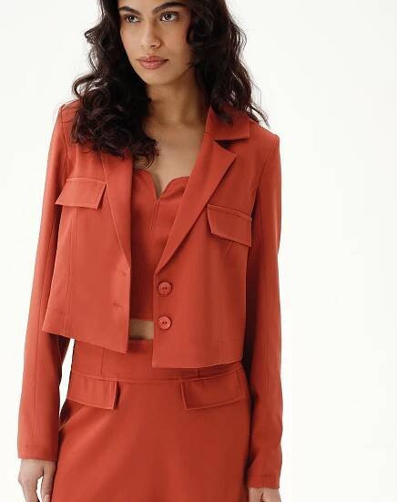 50310826_0008_blazer-cropped-com-bolsos-alfaiataria-marrom_0_00f2ddf2-ae7e-4972-a3cf-e26e5f881727.jpg