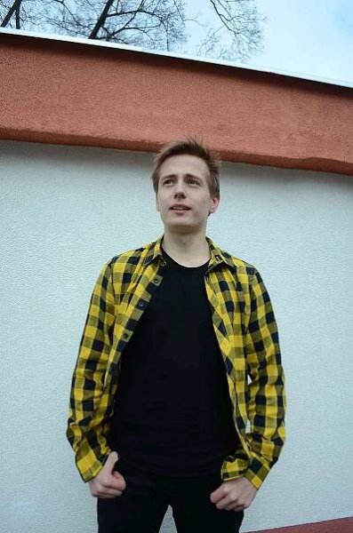 Básník Tomáš Abraham: Za umění z Mostu? Pod most a v padesáti z něj skočit